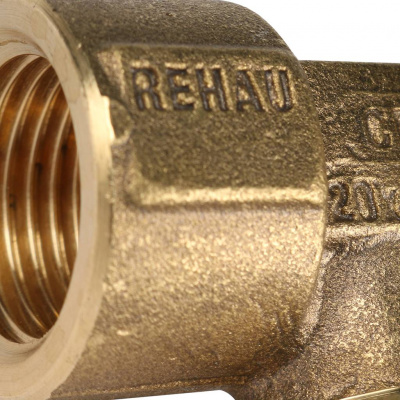 Распродажа: Угольник настенный с внутренней резьбой REHAU RAUTITAN 20-Rp 1/2 RX+ для труб из сшитого полиэтилена аксиальный