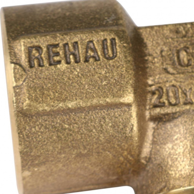 Распродажа: Угольник настенный с внутренней резьбой REHAU RAUTITAN 20-Rp 1/2 RX+ для труб из сшитого полиэтилена аксиальный